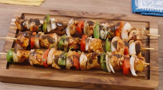 Deliciosas brochetas de pollo adobado con pimientos morrones, cebolla blanca, con el delicioso toque de Salsa México Lindo Habanero Tatemado®.