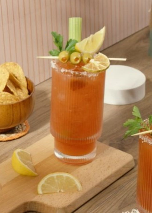 Deliciosa bloody mery con vodka y jugo de limón con el picosito de la deliciosa Salsa México Lindo 7 mares®.