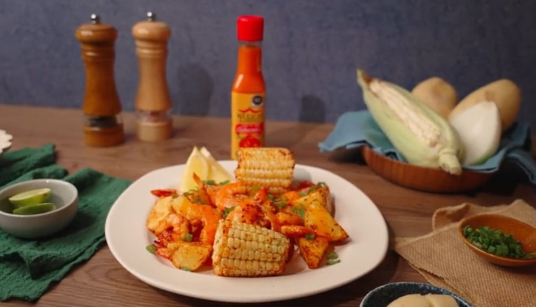 Exquisito platillo de camarones acompañado de papa cambray y elote horneados, salseado con Salsa México Lindo Habanero Rojo®️ una combinación de sabores irresistibles.