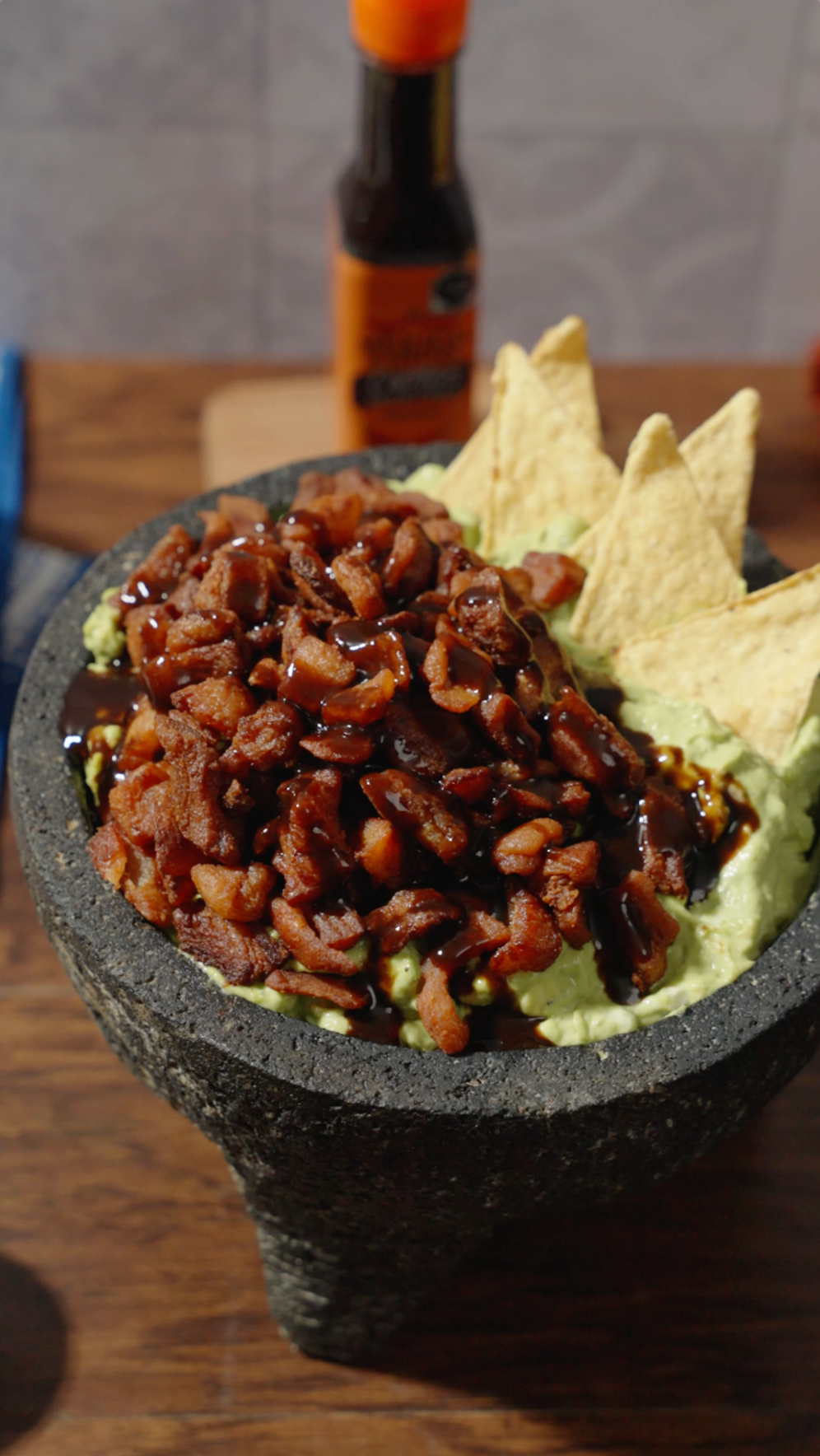 Delicioso guacamole de chicharron de cerdo coronado de la deliciosa Salsa México Lindo Capitán Picante Negra®.