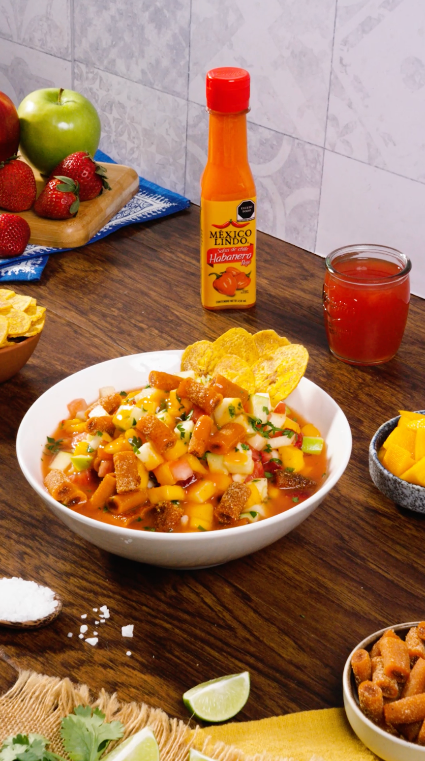 Delicioso ceviche de tamarindo y frutas te lo puedes comer con tostadas y el toque especial de Salsa México Lindo Habanero Rojo®.