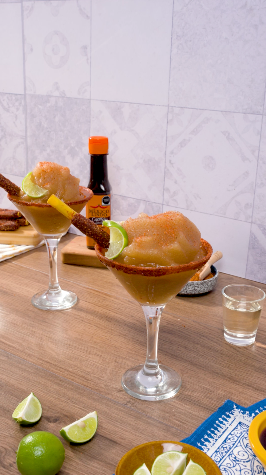 Deliciosa margarita de tamarindo con lo agrio del limón y lo picosito de la Inicia la noche del fin de semana con una refrescante (y deliciosa) margarita mezclada con el sabor spicy de Salsa México Lindo Capitán Picante Negra®.