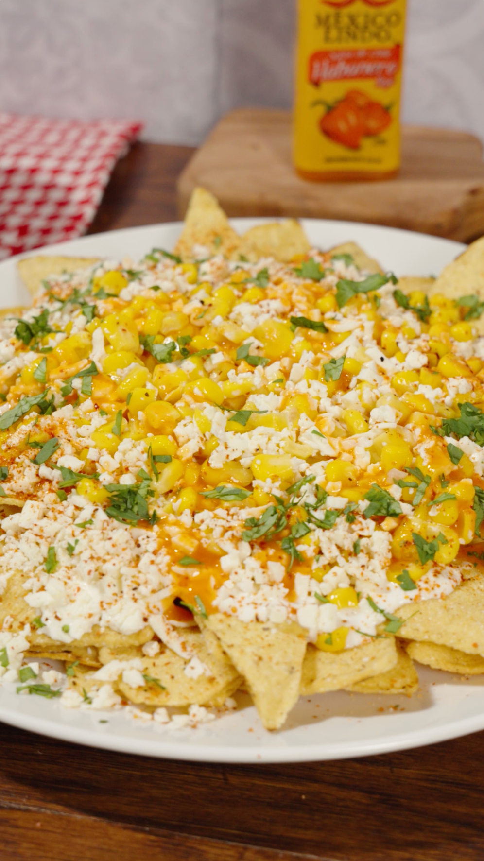 Delicioso esquite con nachos, cilantro y limón bañado de Salsa México Lindo Habanero Rojo®.