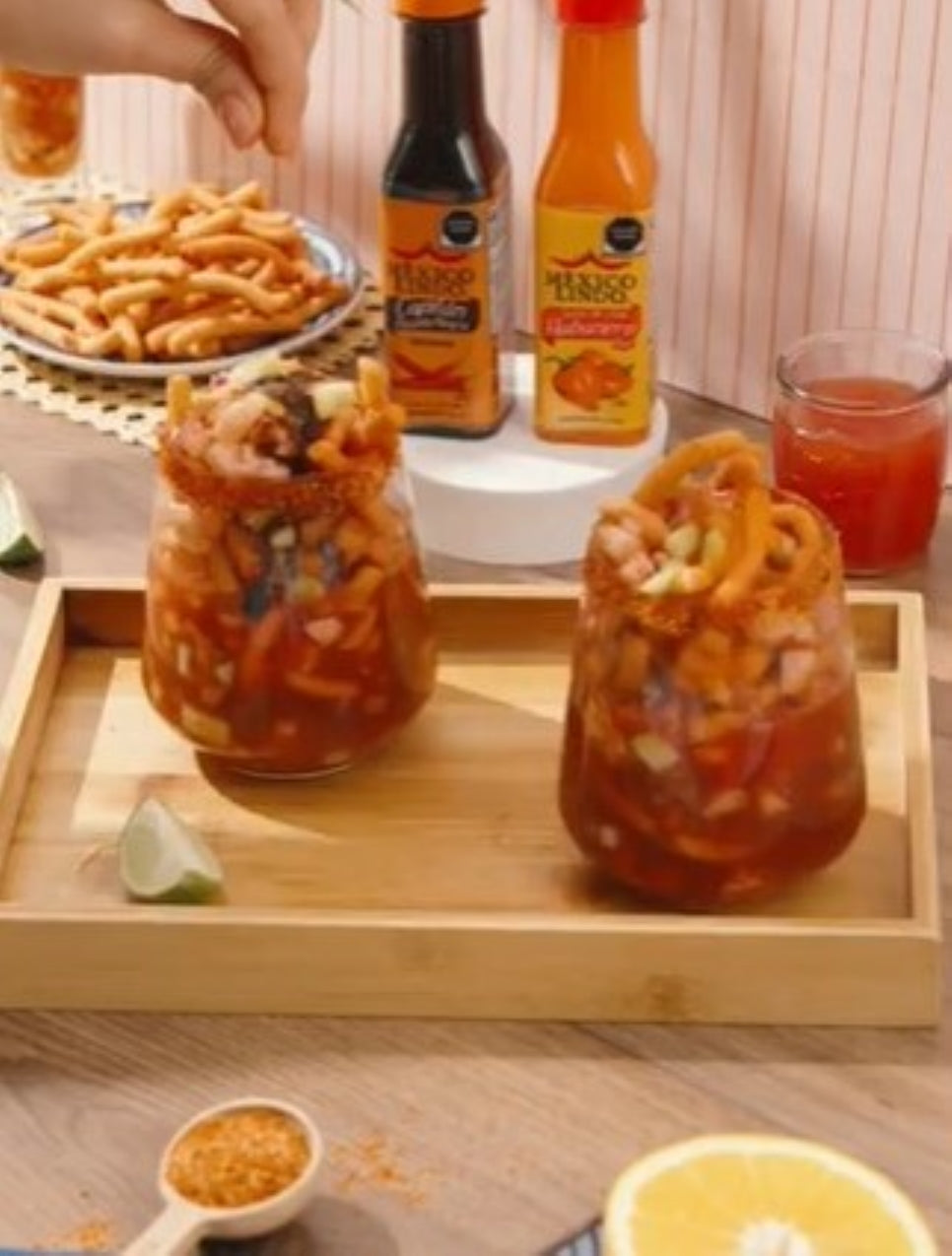 Delicioso churritos de ceviche de camarón con limón, pepino, cebolla, bañados  de Salsa México Lindo Habanero Rojo®.