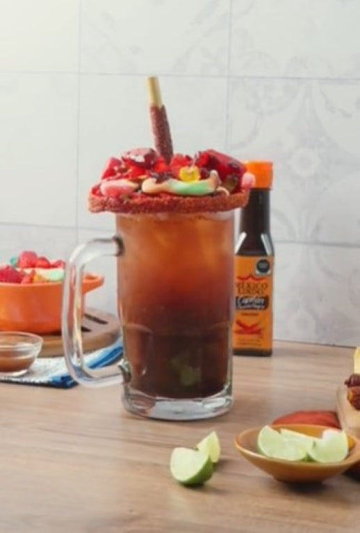 Deliciosa gomichela con jugo de almeja, y tu favorita la Salsa México Lindo Capitán Picante Negra®.