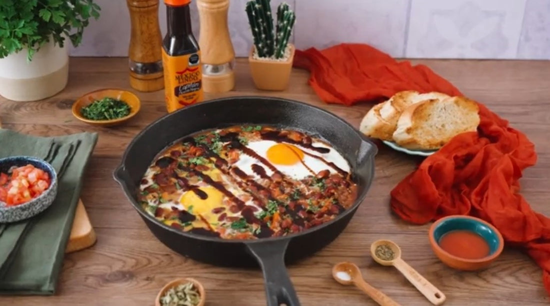 Exquisitos huevos estrellados en una base de frijol cocido con bastante salsa picante de Salsa México Lindo Capitán Picante Negra®️, pruébalos te van a encantar.