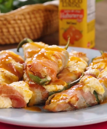 Chiles Jalapeños rellenos con una mezcla de queso crema, queso manchego y una porción generosa de picor de la Salsas México Lindo Habanero Rojo, envueltos con tocino.