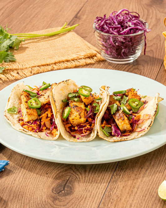 Exquisitos tacos de pescado zarandeado con una base de ensalada unas tiras de pescado zarandeado y salseado con la rica Salsa México Lindo Habanero Rojo®