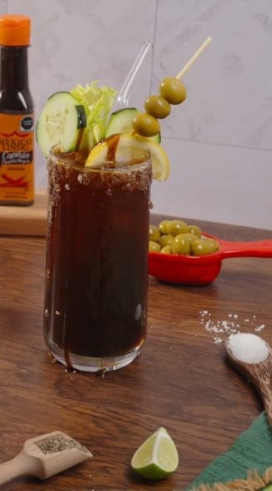 Deliciosa michelada negra con cerveza obscura y lo picante de la  Salsa México Lindo Capitán Picante Negra®.