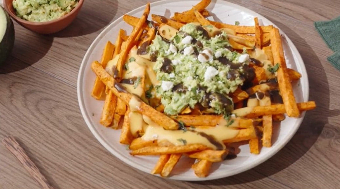 Deliciosas papas fritas con camote y guacamole de cilantro y queso frecos, coronadas de Salsa México Lindo Habanero Tatemado® pa' amarrar bien