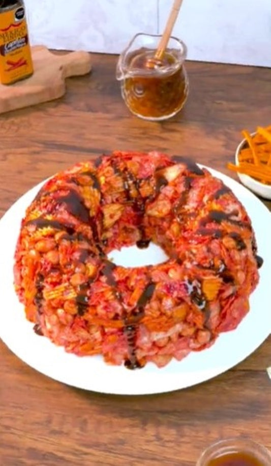 Deliciosa rosca de papas enchilosas cubierta con esta delicia de Salsa México Lindo Capitán Picante Negra®.