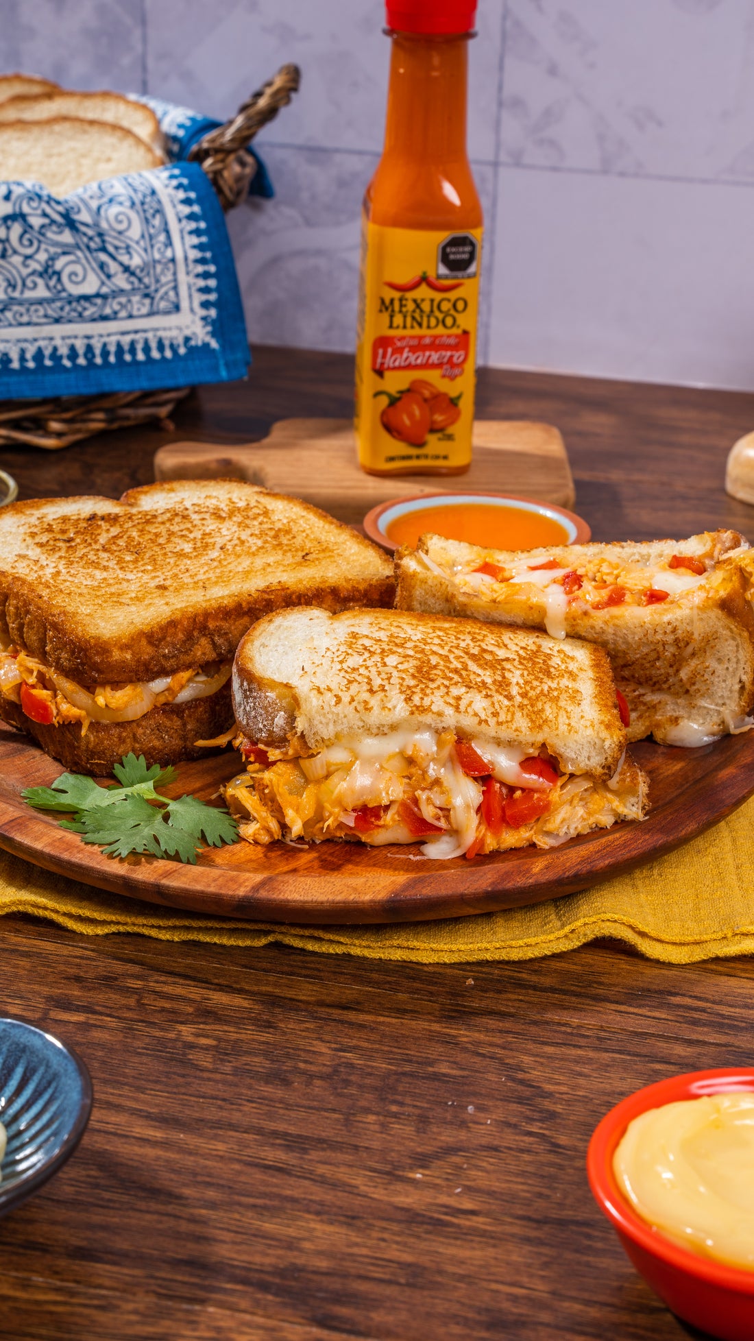 Delicioso sándwich habanero con queso y pollo, coronado de Salsa México Lindo Habanero Rojo®.