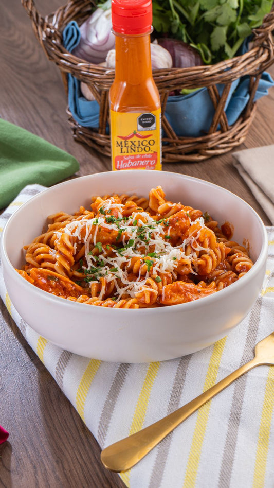 Pasta Tortellini con salsa de tomate, decorado con perejil y queso parmesano rallado, salseado con Salsas México Lindo Habanero Rojo. 