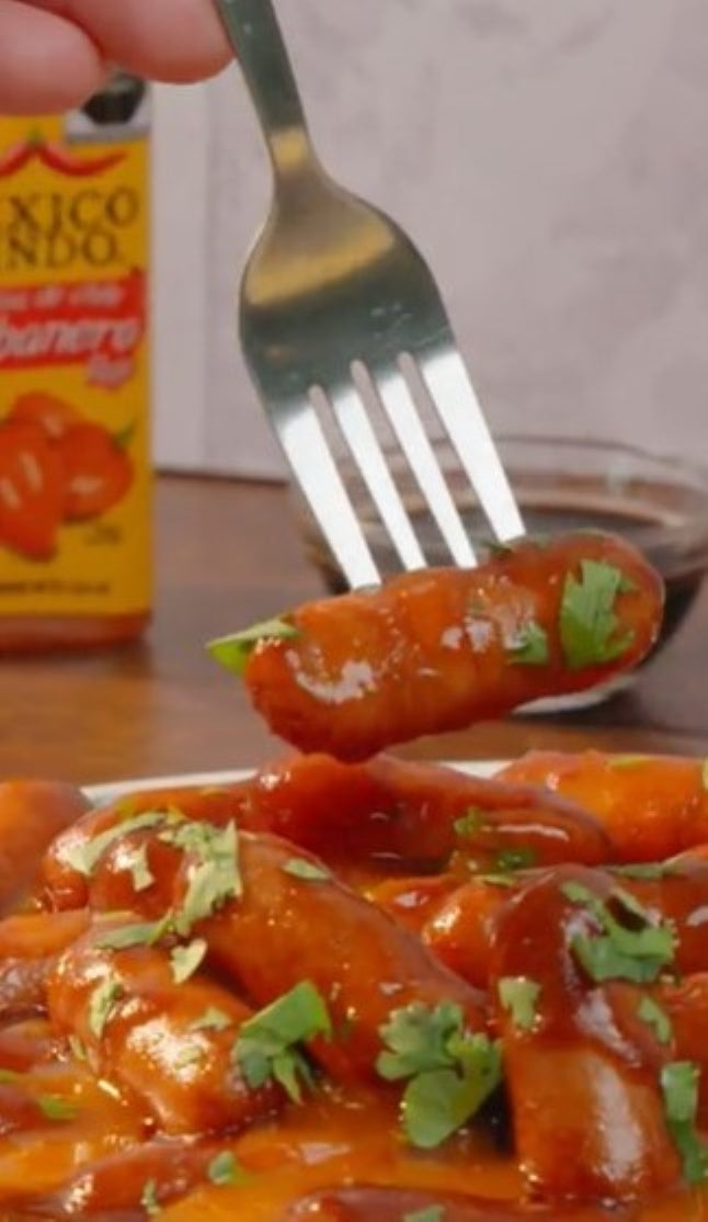 Deliciosas salchichas picosas con salsa inglesa, limón y el sabor de la Salsa México Lindo Habanero Rojo®.