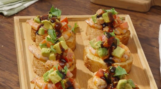 Delicioso Shrimp crostini con camarón, aguacate y tomate en cubos bañado en Salsa México Lindo Capitán Picante Negra®.