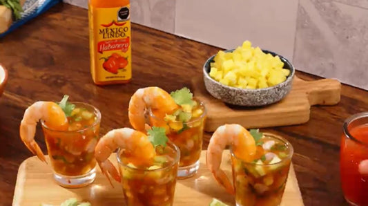 Deiciosos shots de camarón con pepino, piña, y lo picosito de la Salsa México Lindo Habanero Rojo®.