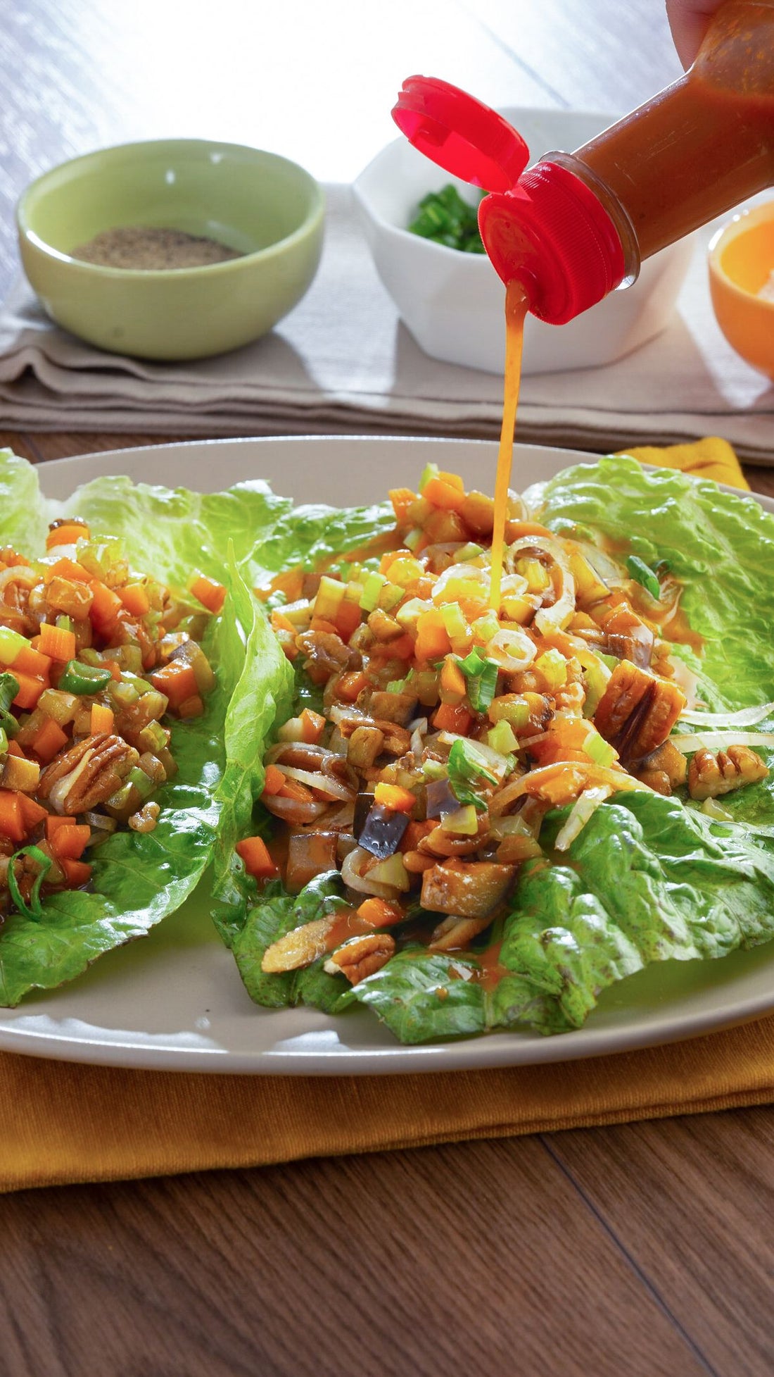 Un plato de tacos bañados con Salsa México Lindo Habanero Roja