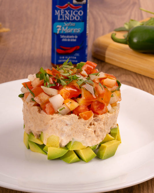 Deliciosas torre de ensalada de atún con cubitos de aguacate y tu salsa favorita la Salsa México Lindo 7 mares®.