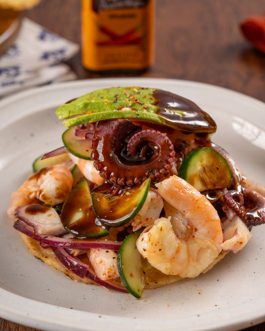 Deliciosa tostada de camarón y pulpo con pepino, aguacate y tu favorita la Salsa México Capitán Picante Negra®.