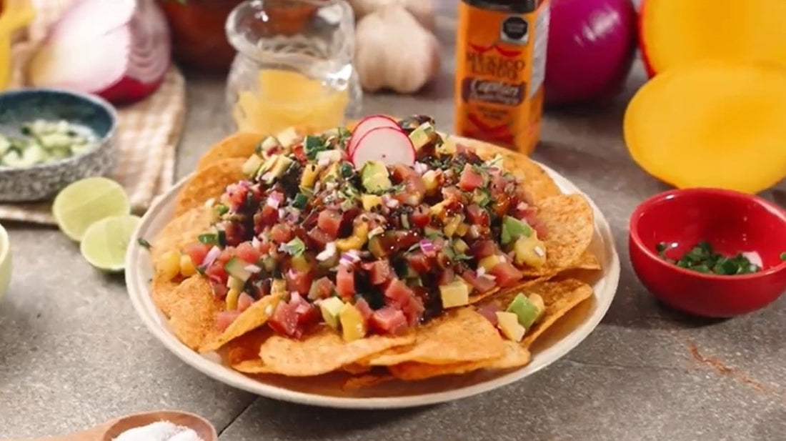 Irresistible Ceviche de atún en una cama de tostaditas y bañado con jugo de naranja y limón, salseado con la Capitán Picante Negra.