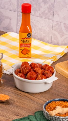 Deliciosas uvas forradas de chilito en polvo bañadas de Salsa México Lindo Habanero Rojo®.