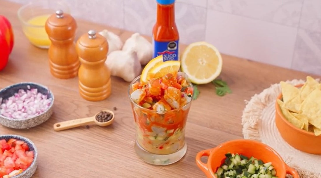 Delicioso Vaso de Ceviche de camarón con pepino, tomate, cebolla morada, cilantro, jugo de limón, naranja y salseado con Salsa México Lindo 7 Mares®️